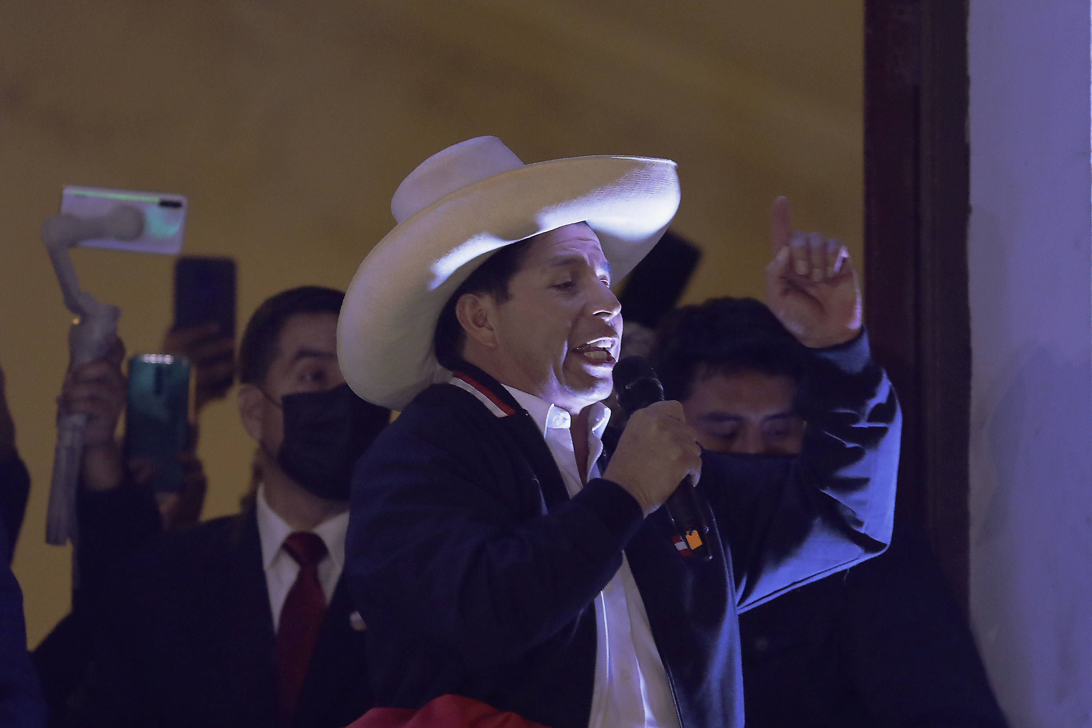 佩德罗·卡斯蒂略在秘鲁总统选举中获胜