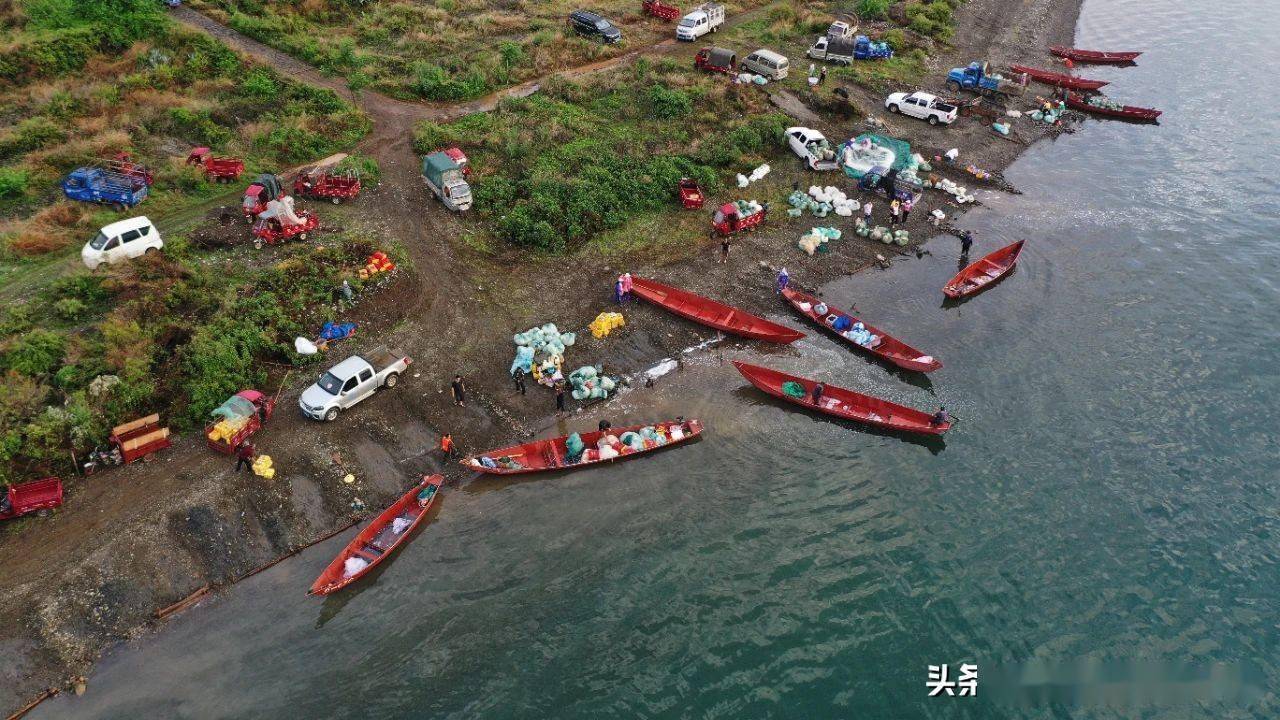 傍晚時分,我們駕車趕到雲南省麗江市永勝縣程海湖東岸橄欖島時,漁民們