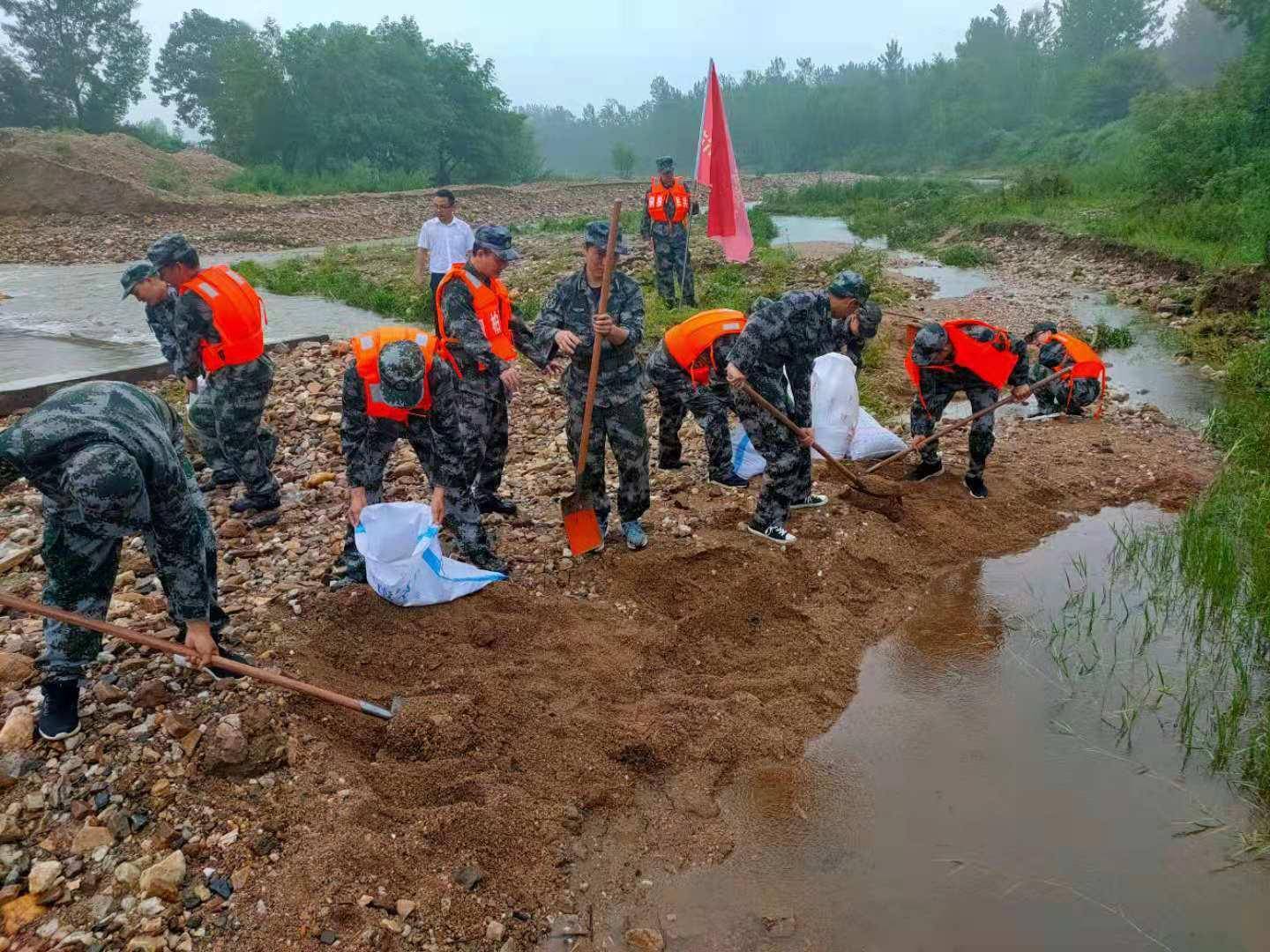 桐柏县回龙乡:我为群众办实事 防汛抢险勇当先
