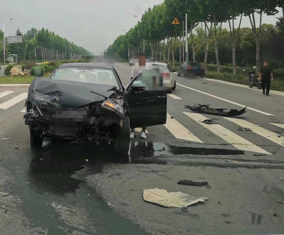 邓州突发车祸,车头碎了一地,多名伤者被送医院.