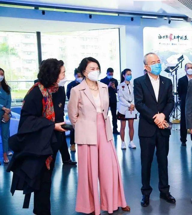 漂亮|董明珠穿红裙越老越假,杨澜却是气质优雅,她俩不是一个级别的!