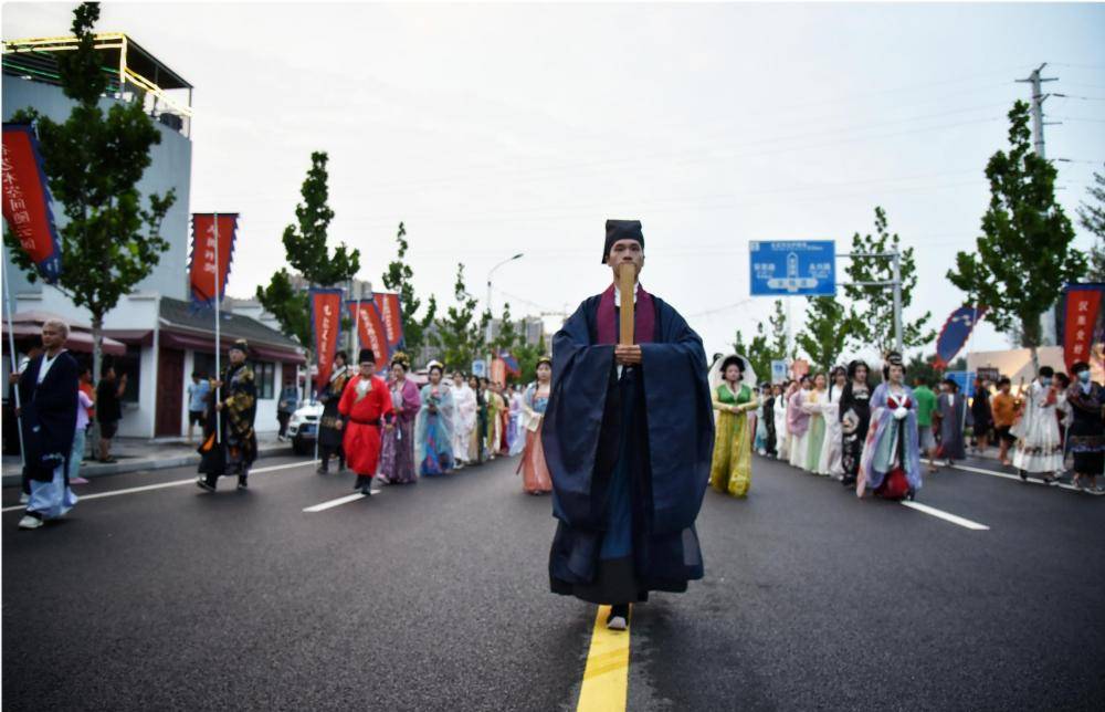 廊坊首届荷花汉服文化节在御龙河公园开幕