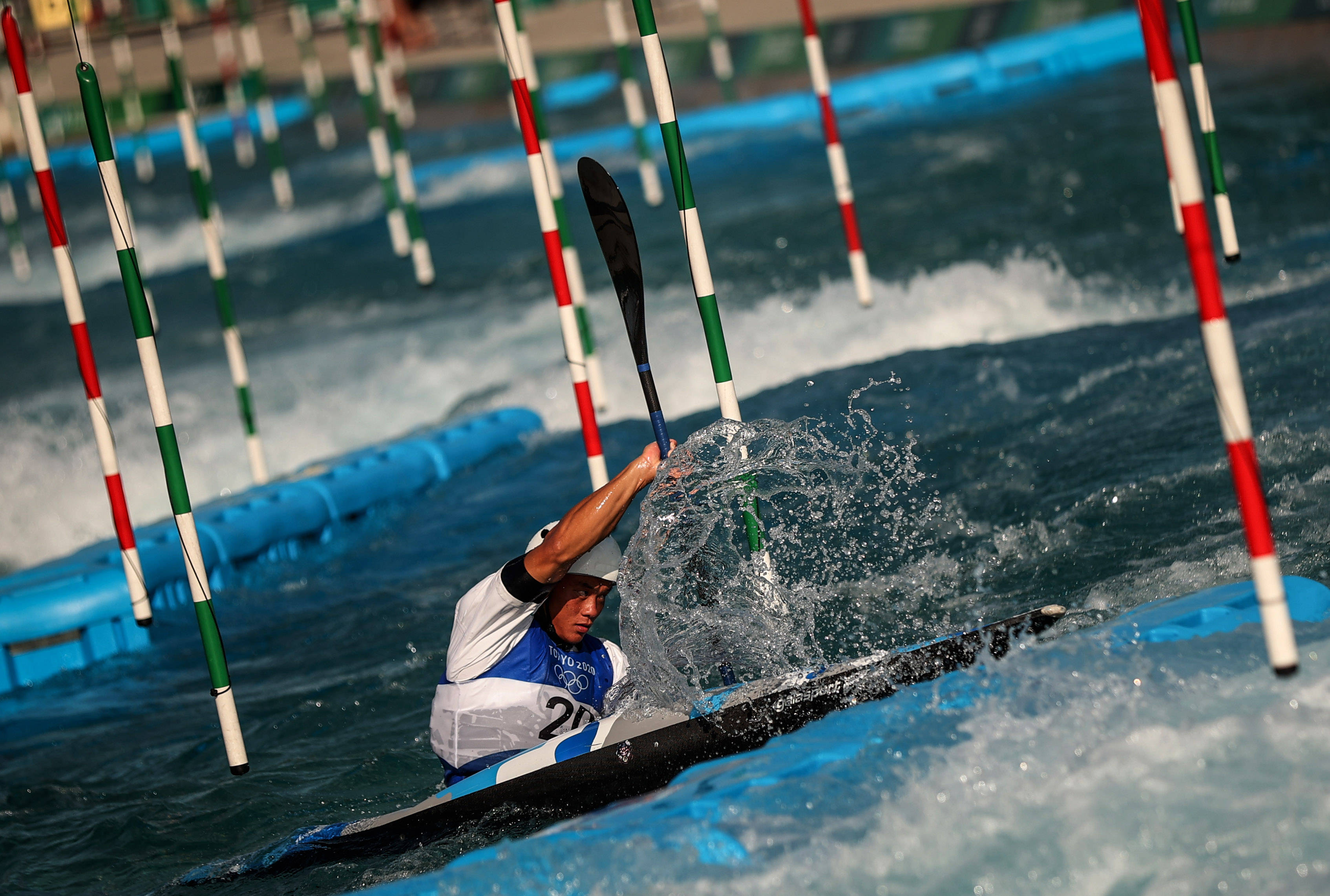 队运动员在东京葛西皮划艇激流回旋中心进行训练,备战东京奥运会比赛