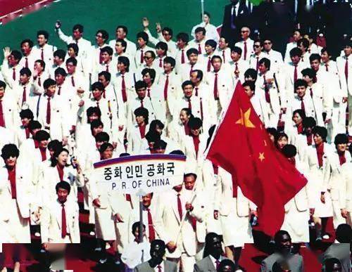 网友|东京奥运会中国队“入场服”终于不是番茄炒蛋了！网友：像酒店迎宾服