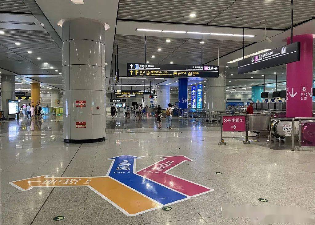 如果是乘坐1号线到达青岛北站,需要通过楼梯/电梯换乘至8号线.