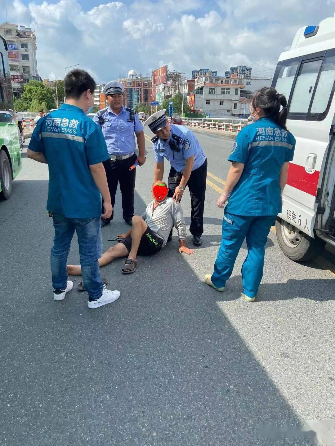 暖心潢川新潢桥上一大爷骑车不慎摔倒右腿严重摔伤关键时刻