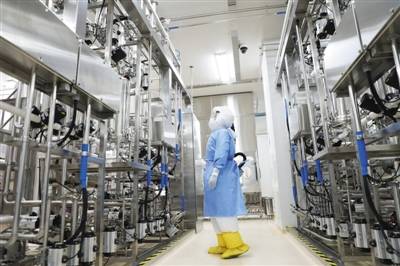 生物|全球最大新冠灭活疫苗“兵工厂”在中国，“三道门”看守病毒