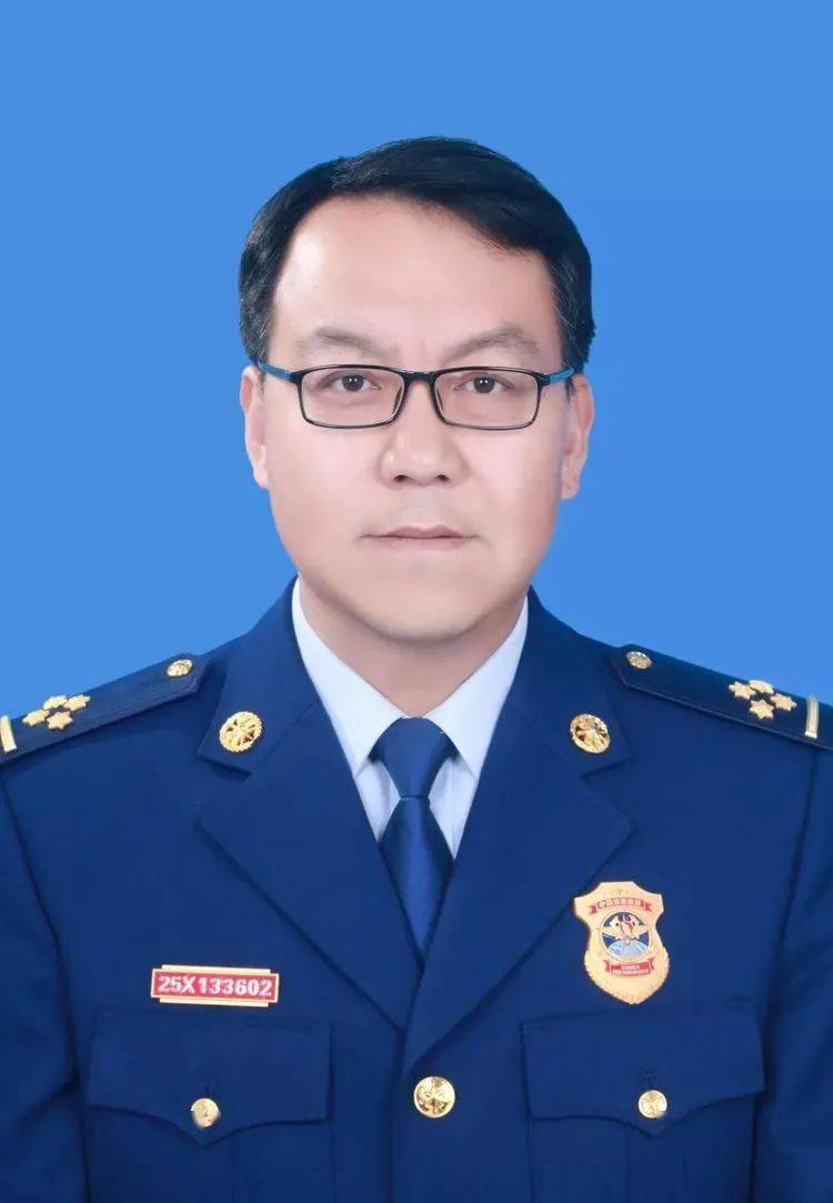 现任通海县消防救援大队党委书记,政治教导员,三级指挥长消防救援衔