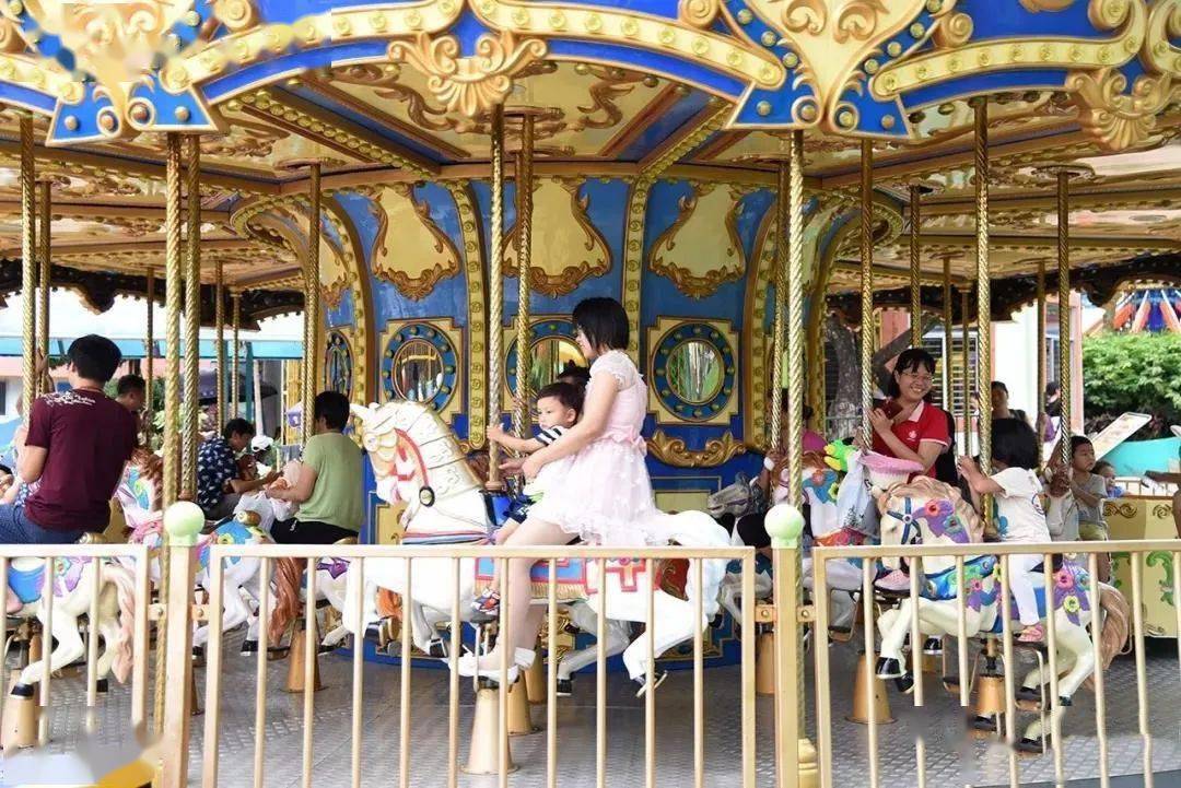 可以用什么词来形容旋转木马 d94b4e7a9e4b452abebd0a764acd623a.jpeg