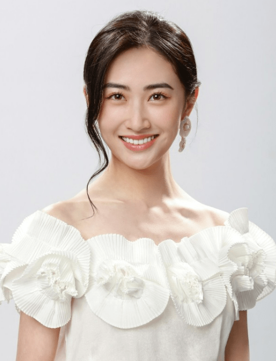 今日(20日)大会发放佳丽的官方照及个人资料,她们穿着不同款式的白色