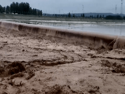 河南省伊川县全力奋战抗洪救灾