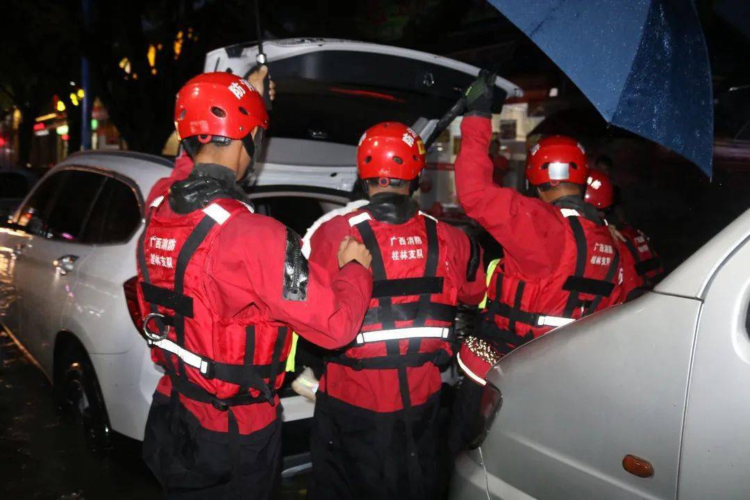 救援丨暴雨致桂林一道路积水3人被困!