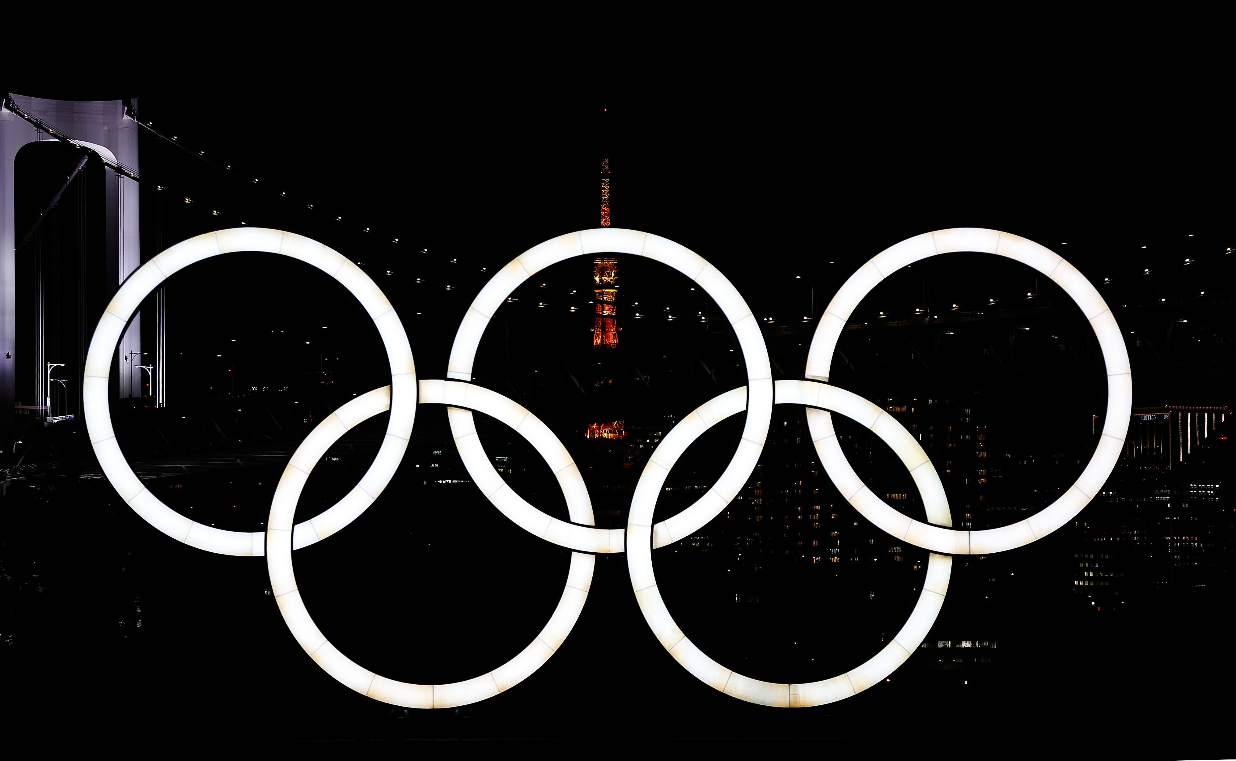 新华社照片,东京,2021年7月21日7月21日,位于东京湾的奥运五环标志被