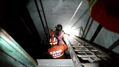 危险!常州女子一脚踏空跌落电梯井