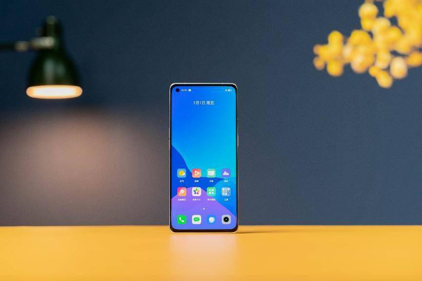 的cop封装工艺,两侧和上边框黑边进一步收窄,下巴宽度同样大幅收窄仅