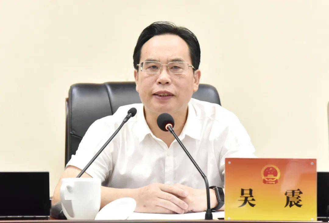 议题一人事任免市人民政府常务副市长邓阳锋受市长吴新伟委托,宣读