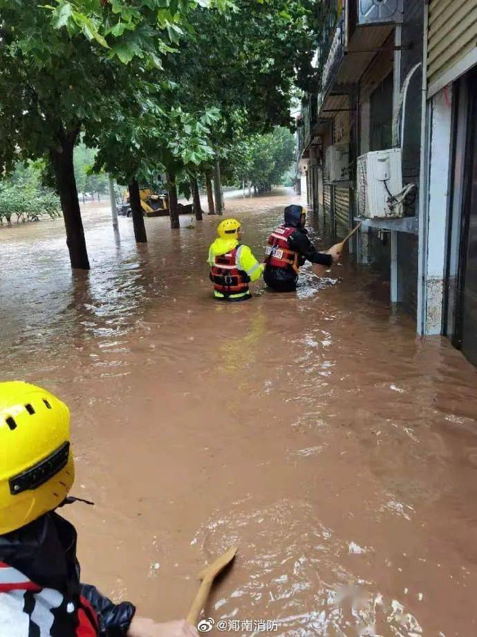 郑州遭遇历史最强降雨已致12人死亡,10万人转移!