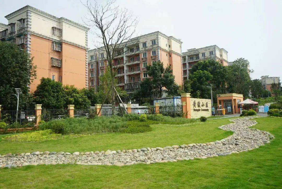 黄渡小区周边环境焕然一新据了解,普兴街道黄渡小区是2016年建成的