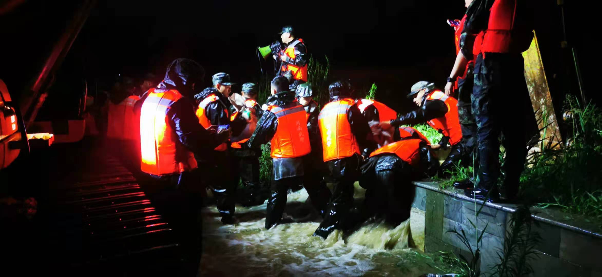 河南多地暴雨武警官兵紧急抗洪抢险