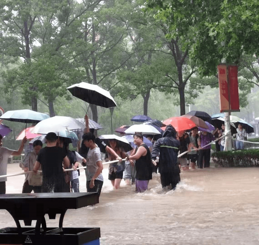 河南郑州暴雨互助图片图片