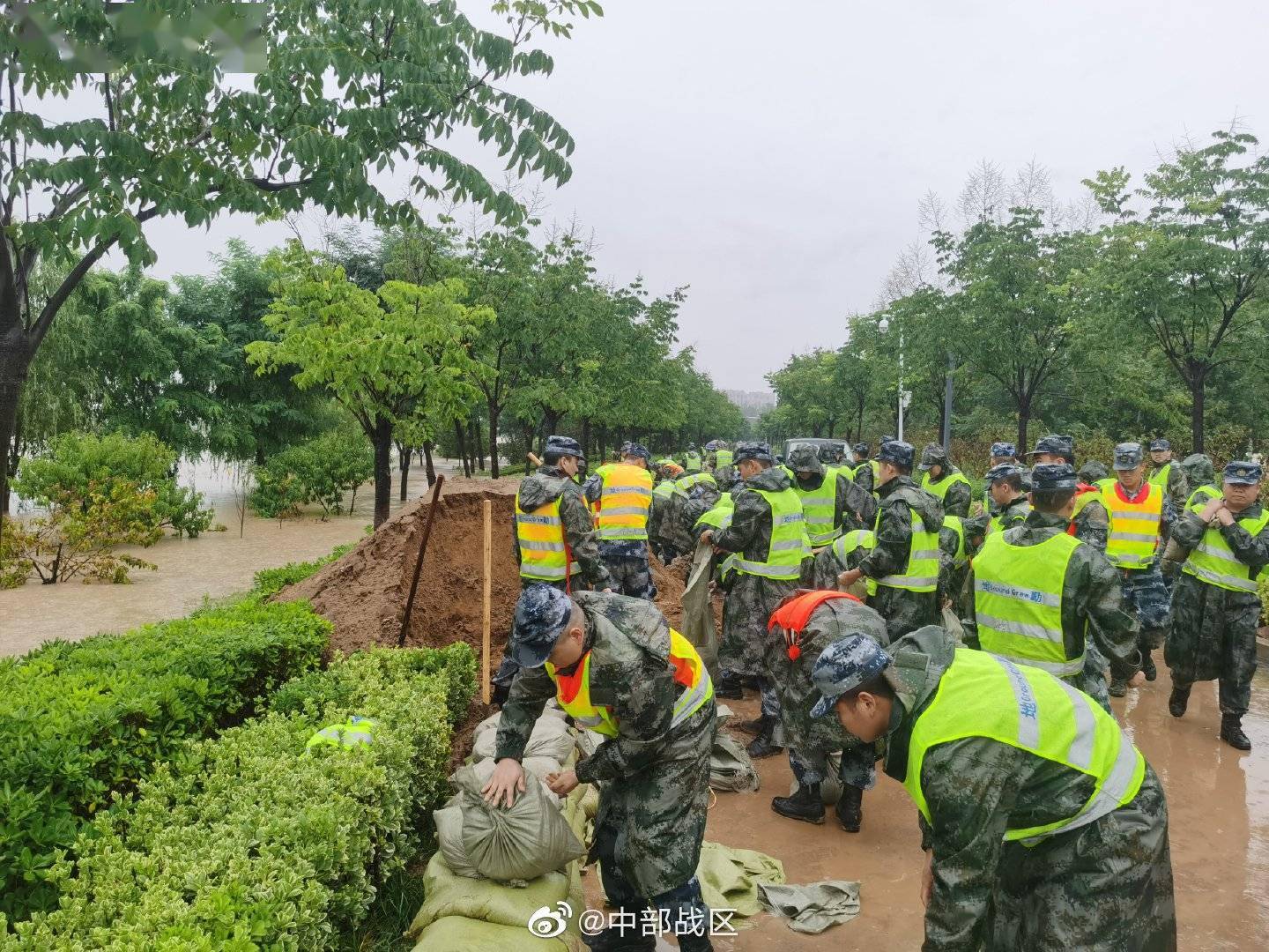 空降兵连夜加固贾鲁河堤坝驻豫火箭军驰援郑州