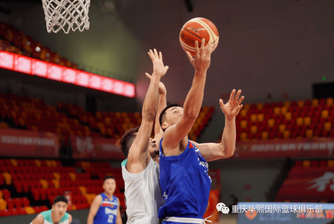 篮下防守,并拿到球权立即突破上篮,重庆华熙国际紧追其后,22号姚广国