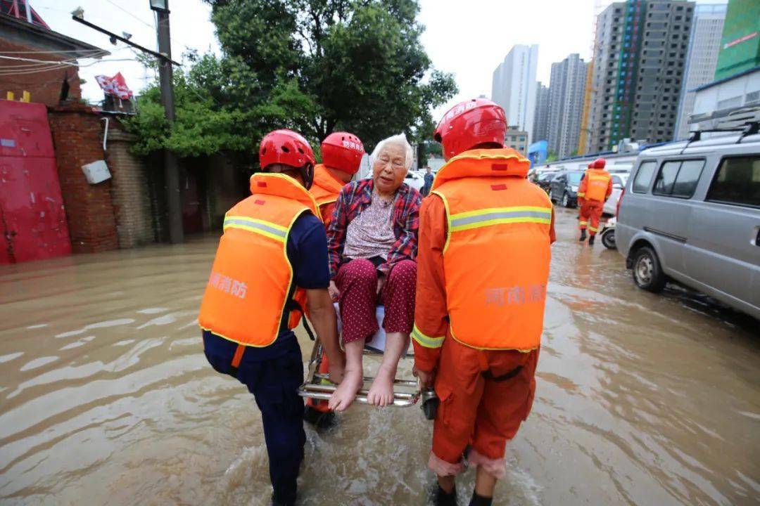 郑州水灾感人图片图片
