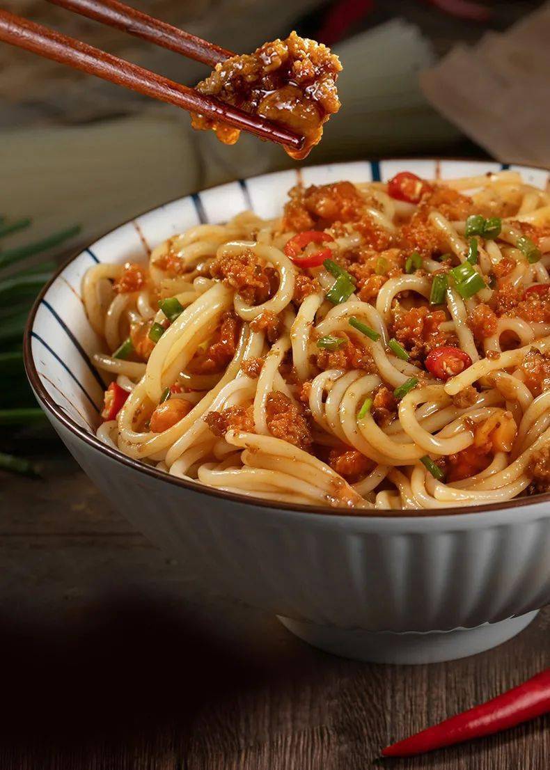 有种台式风情哈哈哈,仿佛在吃一份拌粉版的卤肉饭呢!