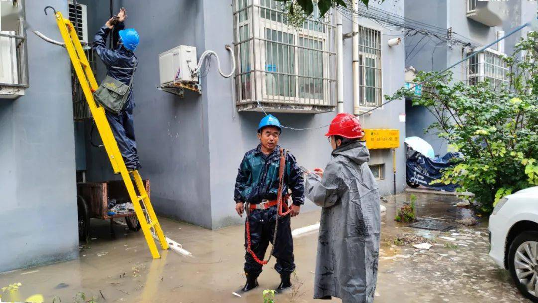 暴雨中，他们蹚积水、报汛情、拍救援......