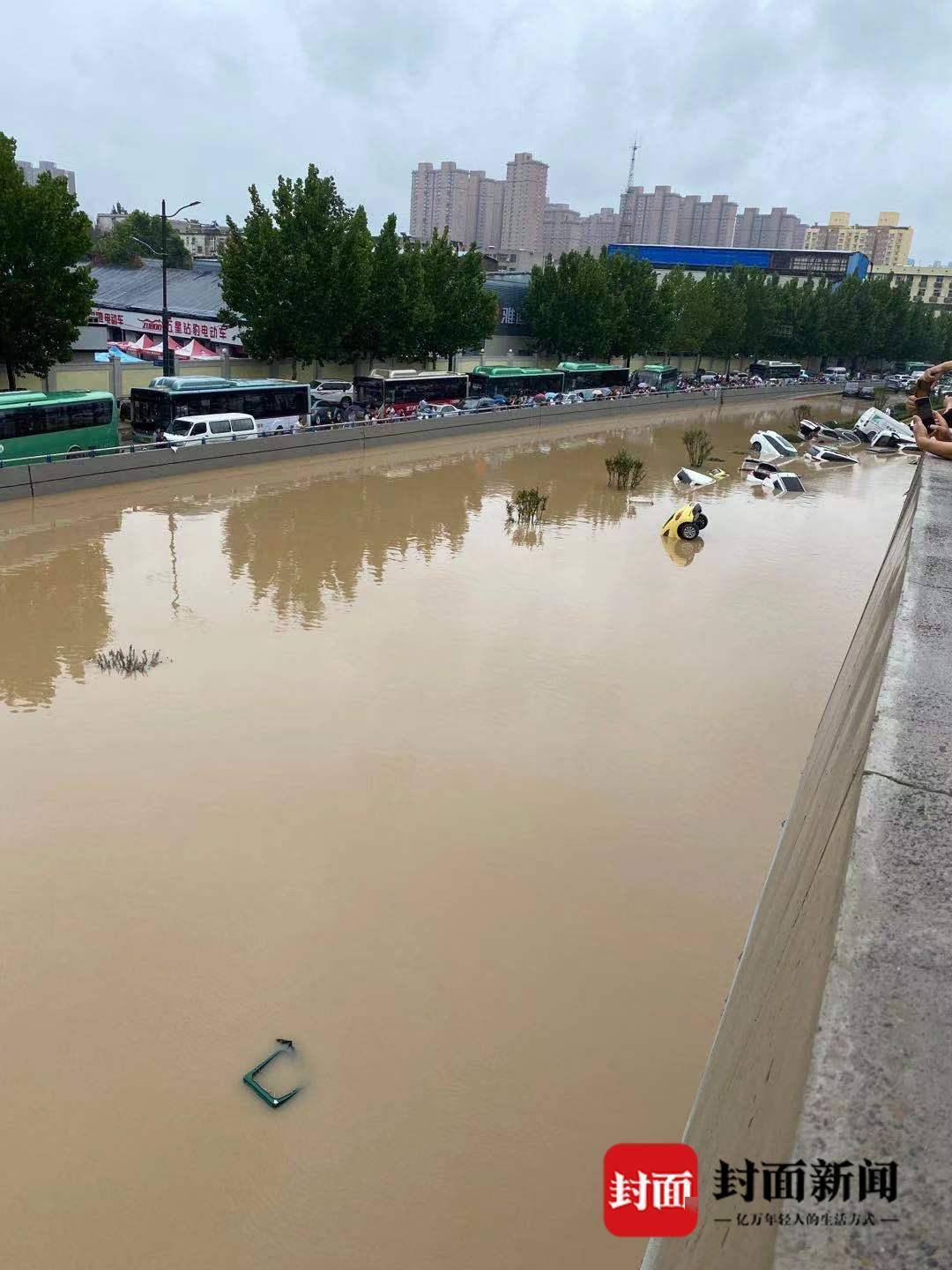 7月17日以来,郑州遭遇了极为罕见的特大暴雨,三天的降雨量相当于以往