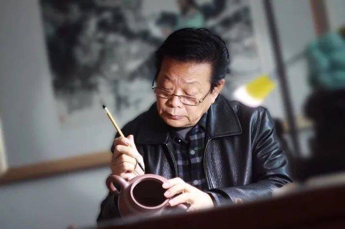 人物党旗飘扬鲍志强60余载紫田耕陶终不悔