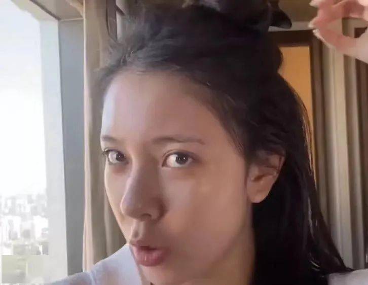 操作|被嘲热搜钉子户，除了家庭背景和前男友，她还有啥？