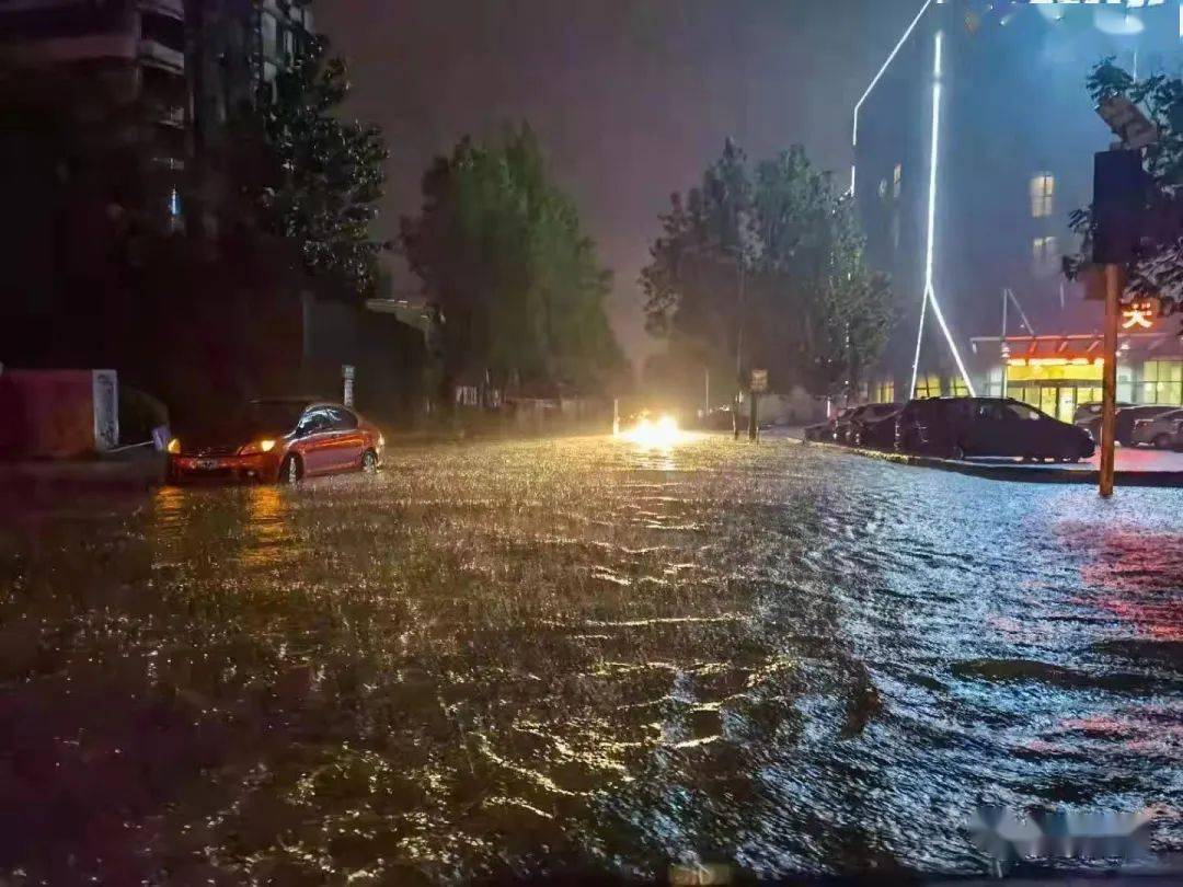 小区下雨照片晚上图片