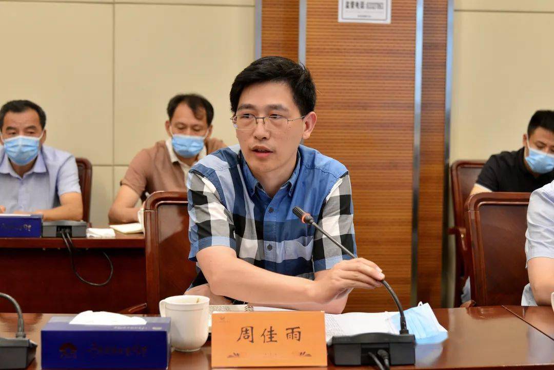 同里镇党委副书记,镇长周佳雨在会上再次明确了同里镇疫情防控工作