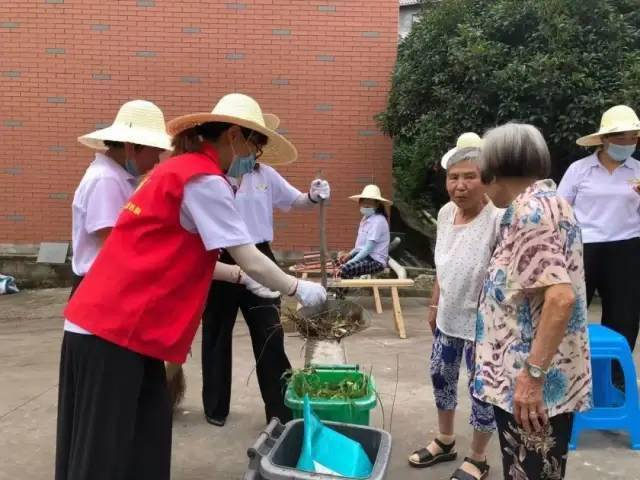 志愿者指导老年人垃圾分类次坞镇溪埭村村民吕立中说"大热天,非常