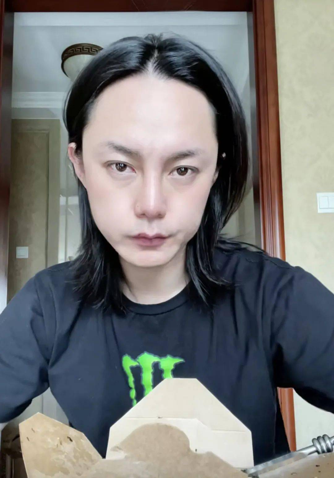王彦霖大婚伴郎团颜值引争议尹正憔悴不堪杨紫前男友光头抢镜