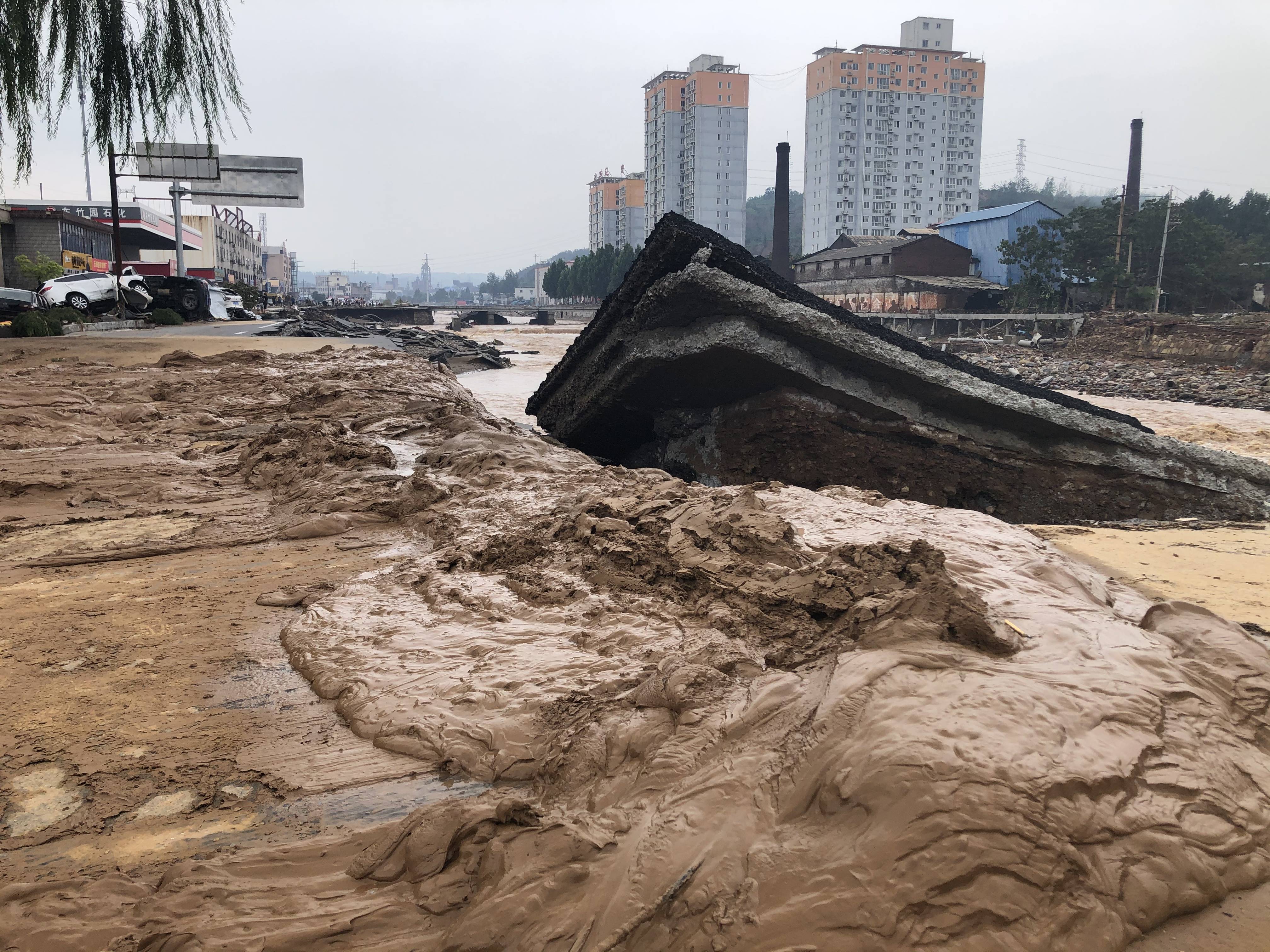 澎湃记者5地直击河南灾情:有地方断水断电已数日,仍有居民被困