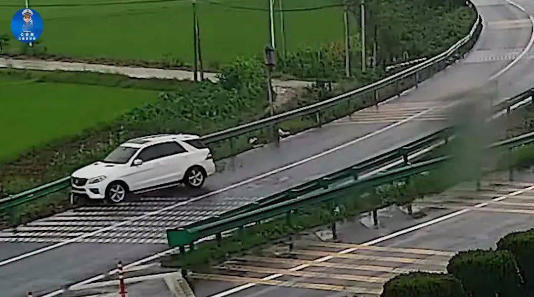 交通61警示下雨天弯道居然加速超车