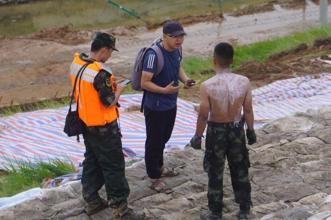 暴雨中，他们蹚积水、报汛情、拍救援......