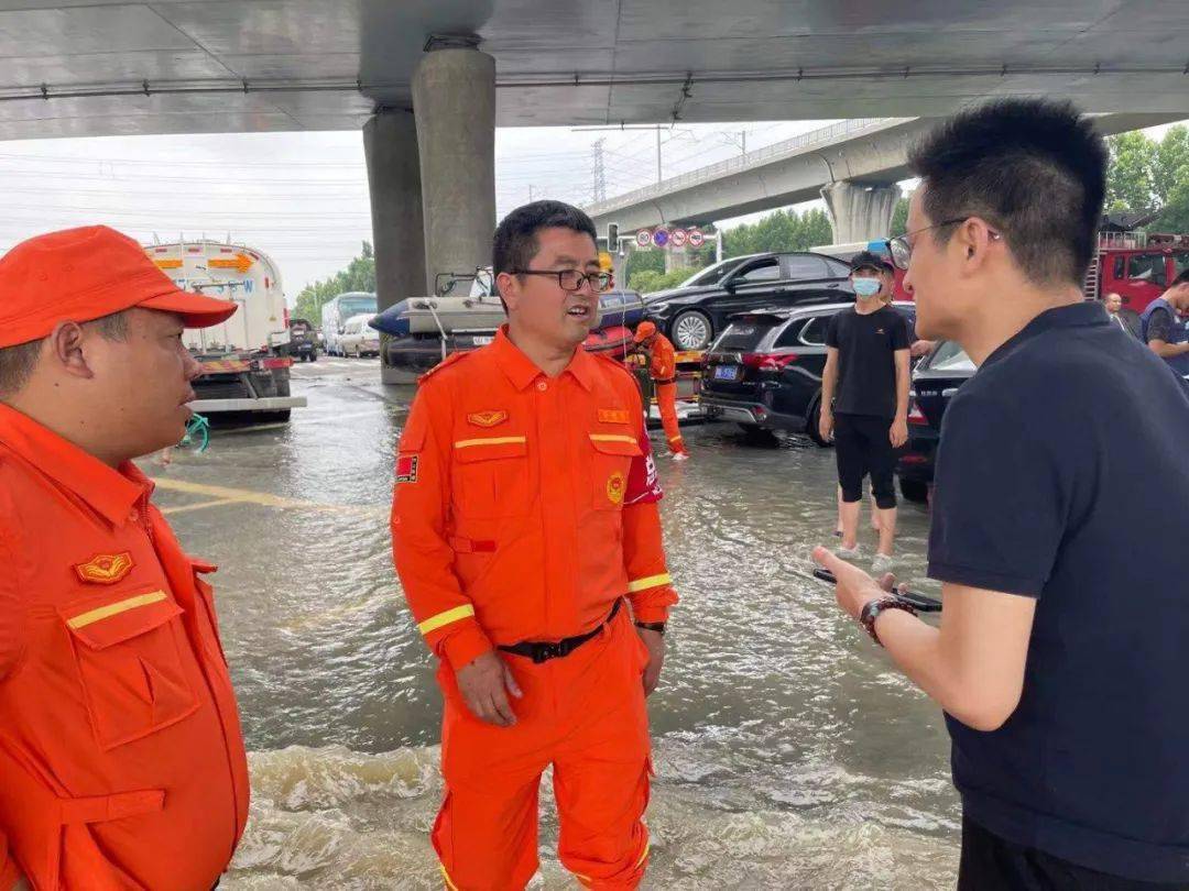 暴雨中，他们蹚积水、报汛情、拍救援......