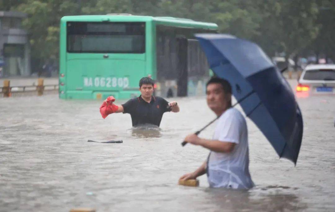 河南特大暴雨河南加油暴雨天如何自救请看