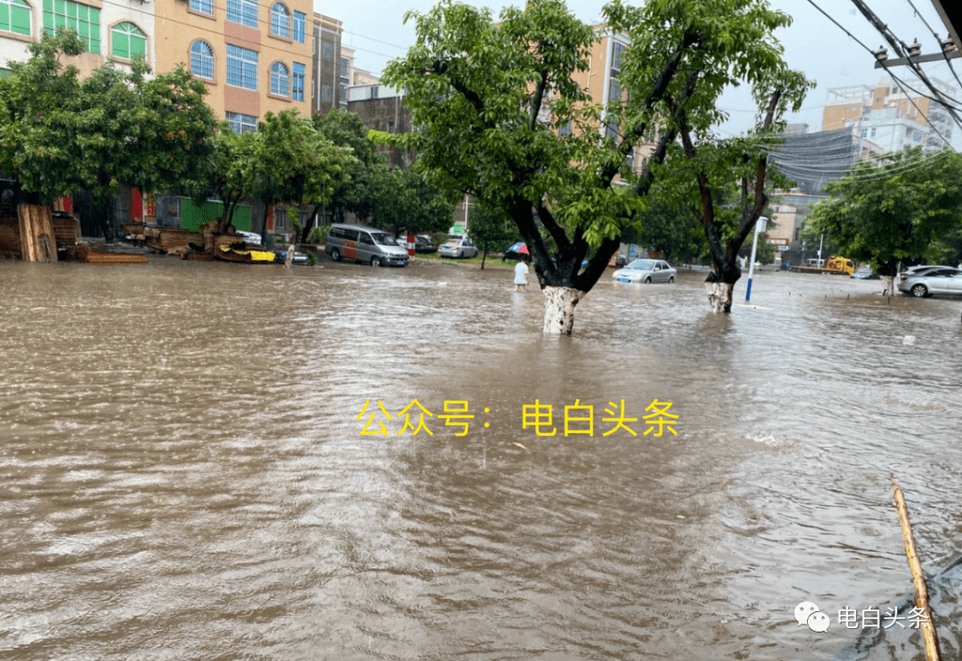 电白三角圩出现"水浸街".