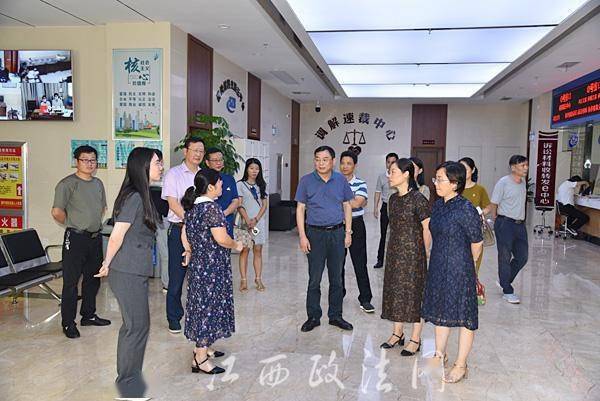 樟树市人大常委会主任付亚红一行旁听法院庭审