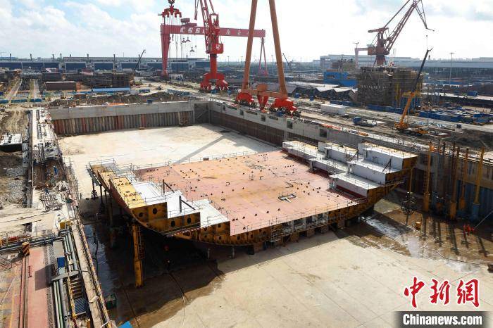船坞|全球最大箱船入驻中船长兴造船基地最长船坞