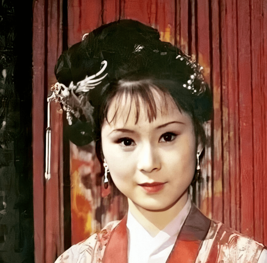 (一)晴雯是宝玉眼中的兰花在《红楼梦》里,王夫人和贾宝玉最公开的