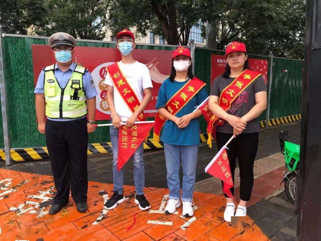 7月19日,邢台市第一医院志愿者开展文明交通劝导志愿服务活动