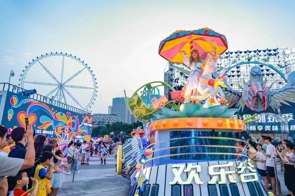 花样潮玩方式尽在重庆欢乐谷超级夜场,轨道交通6号线直达,快和家人
