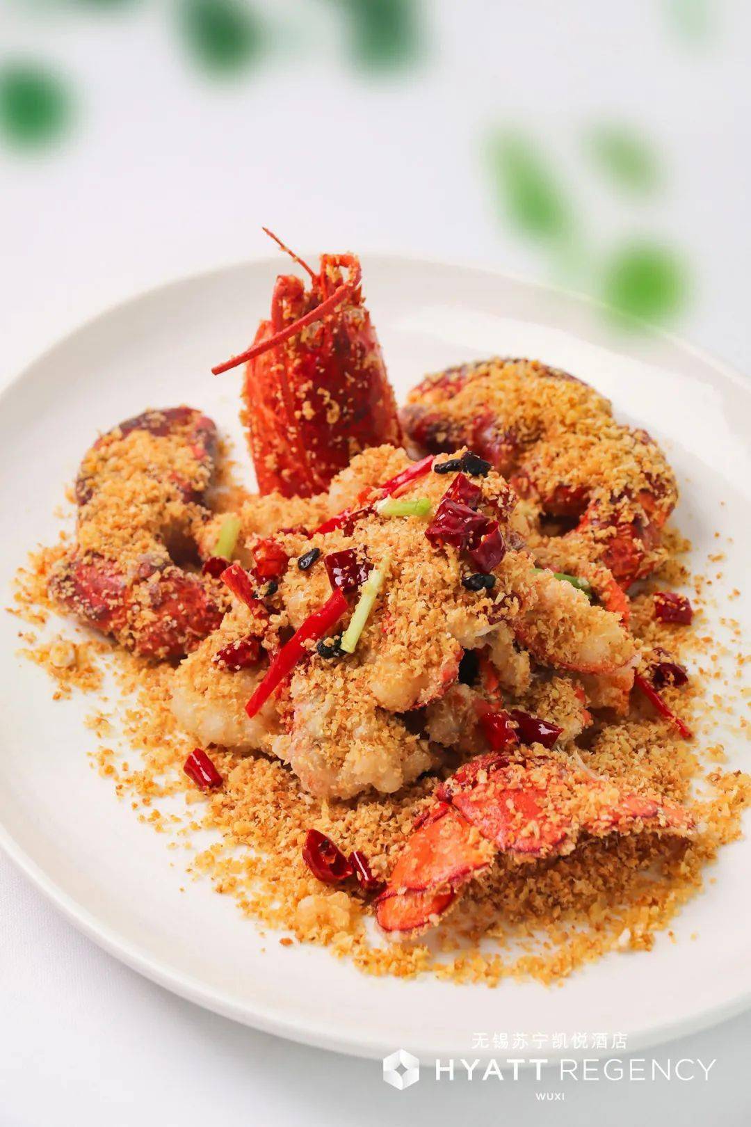 避风塘蒜香大龙虾金黄酥脆,蒜香扑鼻趁热尝一口,蒜粒干脆滴油不沾龙虾