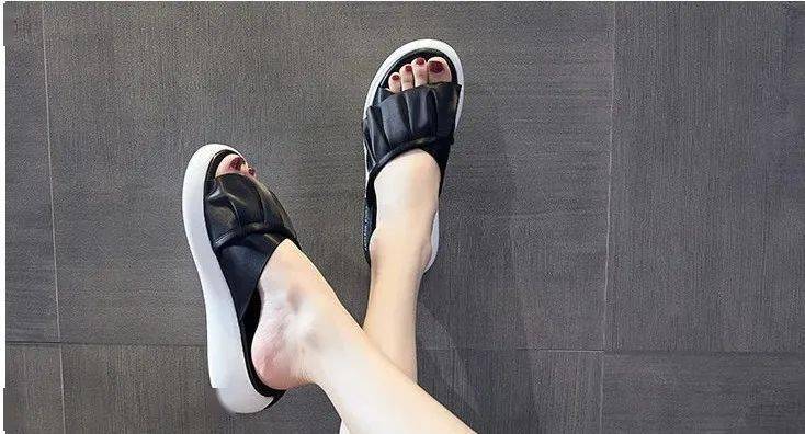 女人们穿鞋不要太随便了巨流行的外穿拖鞋轻轻松松穿出你的美