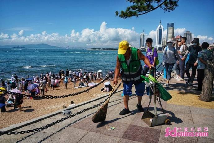 胜似风景的那抹“蓝”：战酷暑 坚守景区保清洁